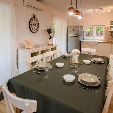 House 4770-1 For 8 Pers. In Holiday home Vrbnik (Primorje-Gorski Kotar)