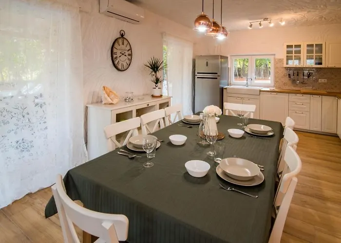 House 4770-1 For 8 Pers. In Nyaraló Vrbnik