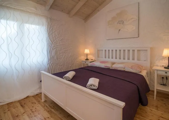 House 4770-1 For 8 Pers. In Nyaraló *